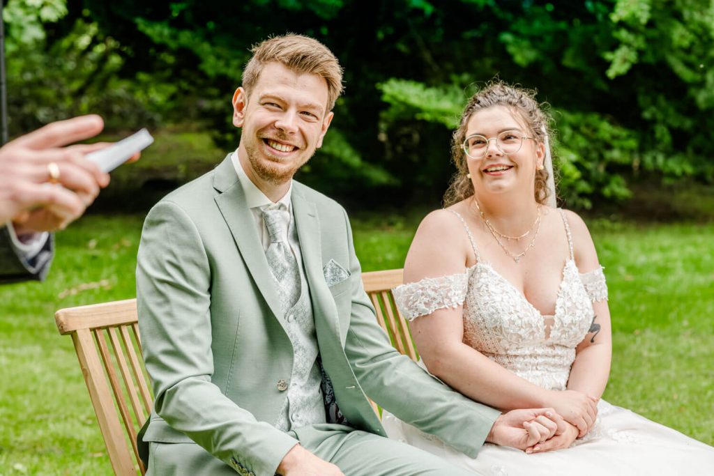 Glückliches Hochzeitspaar im Freien bei der Zeremonie