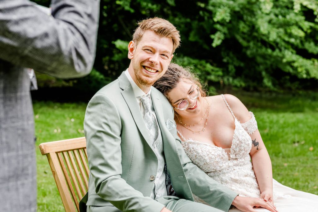 Lächelndes Brautpaar bei einer Sommerhochzeit draußen