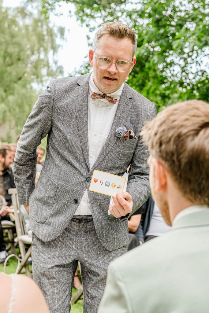 Mann in Anzug mit Karte bei Hochzeit
