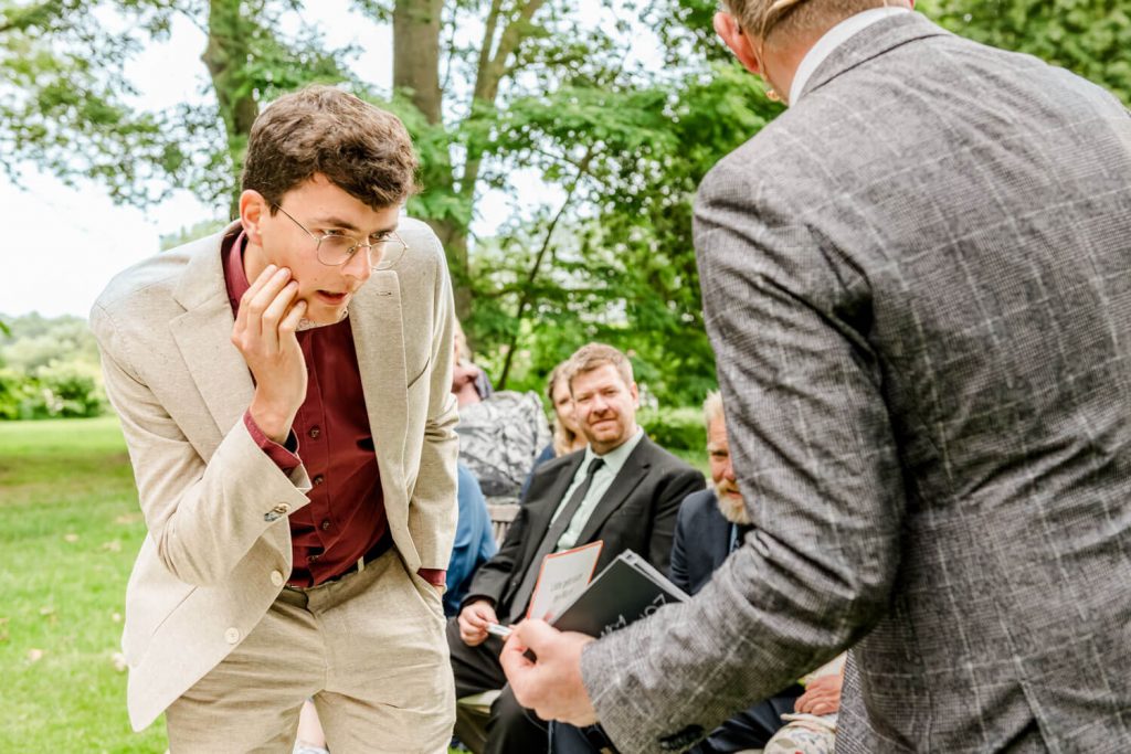 Mann hört Person im Gespräch im Freien zu