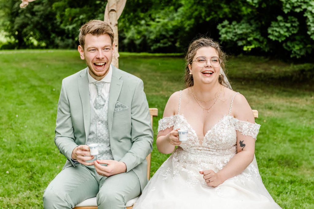Lachendes Brautpaar im Garten bei der Hochzeit