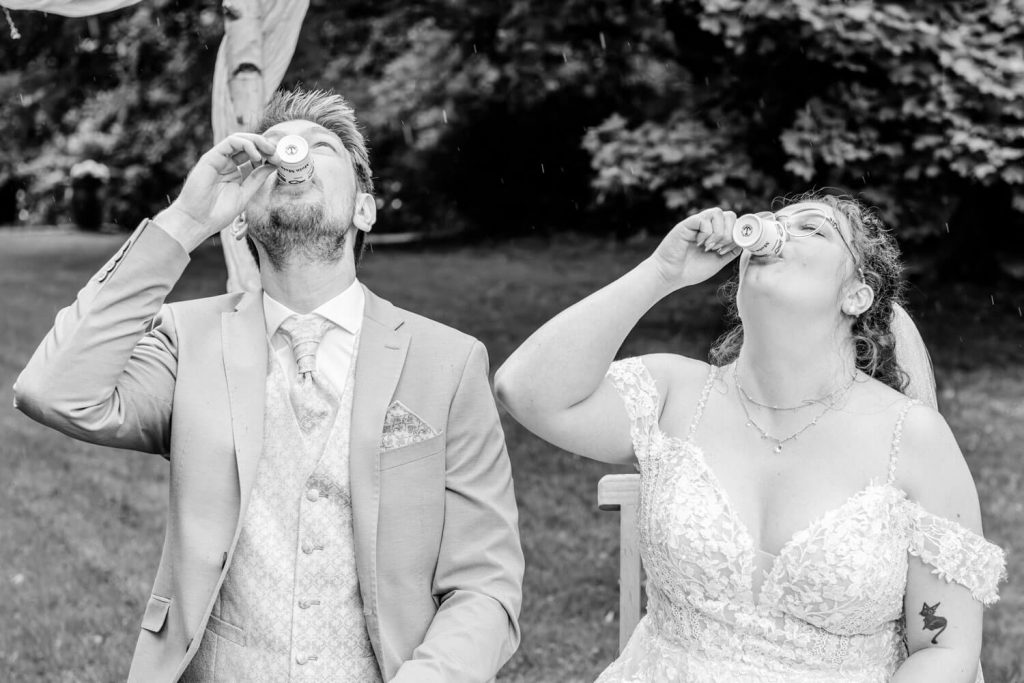 Brautpaar trinkt Sekt im Freien auf Hochzeit