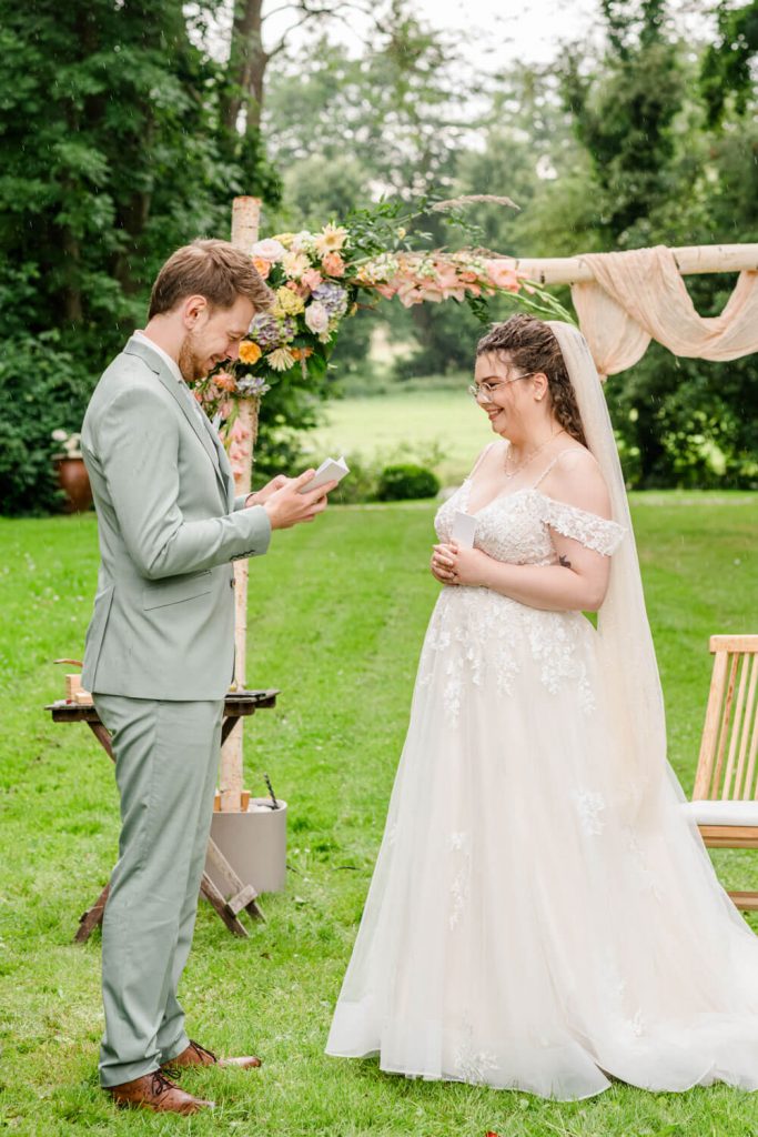 Brautpaar beim Hochzeitsversprechen im Garten stehend. Gut Groß Siemen.