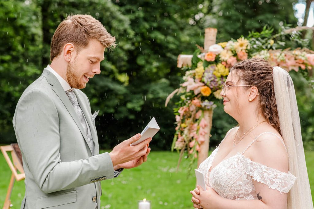 Brautpaar bei einer romantischen Trauung im Freien