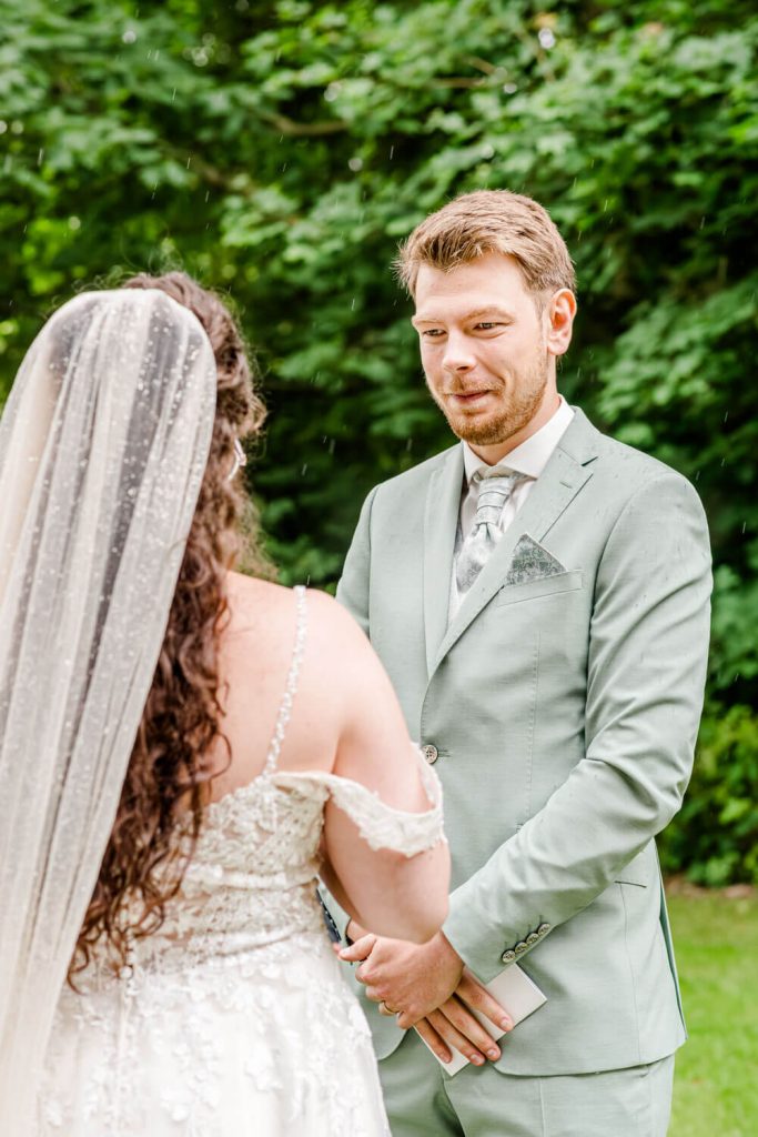 Brautpaar bei ihrer Hochzeit im Grünen fotografiert