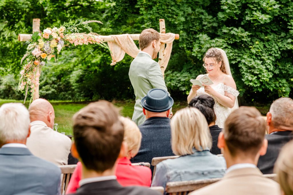 Brautpaar tauscht Gelübde bei einer Gartenhochzeit aus