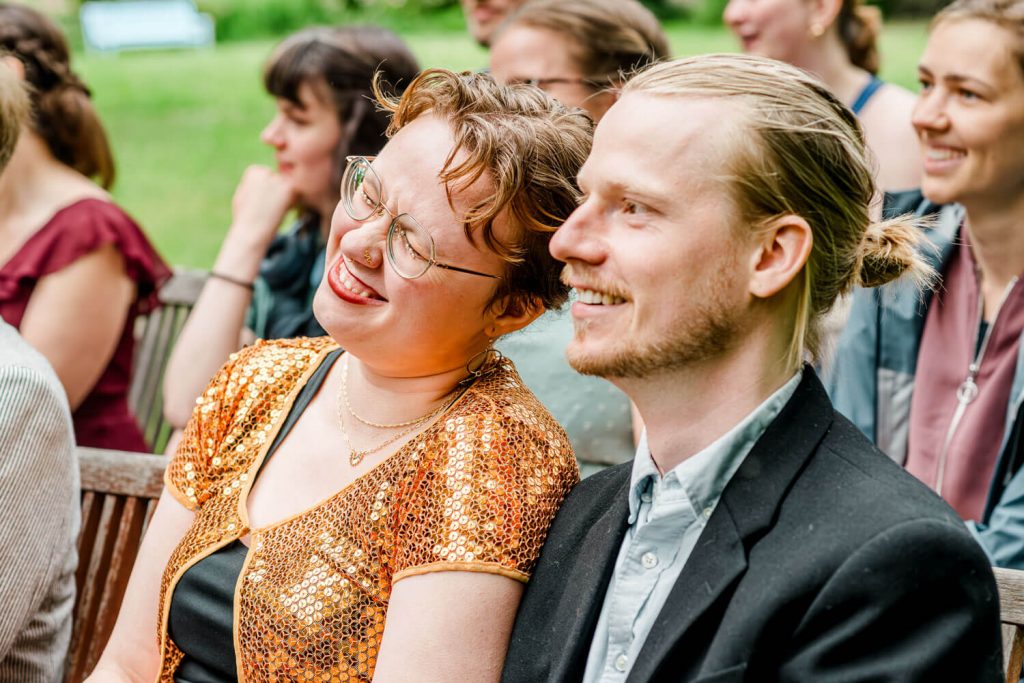 Lachendes Paar bei einer Outdoor-Veranstaltung genießen