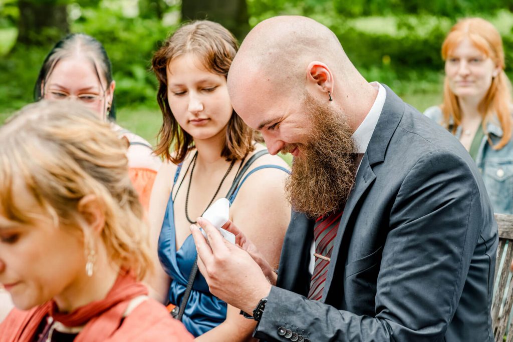Gruppe von Menschen im Freien bei Veranstaltung