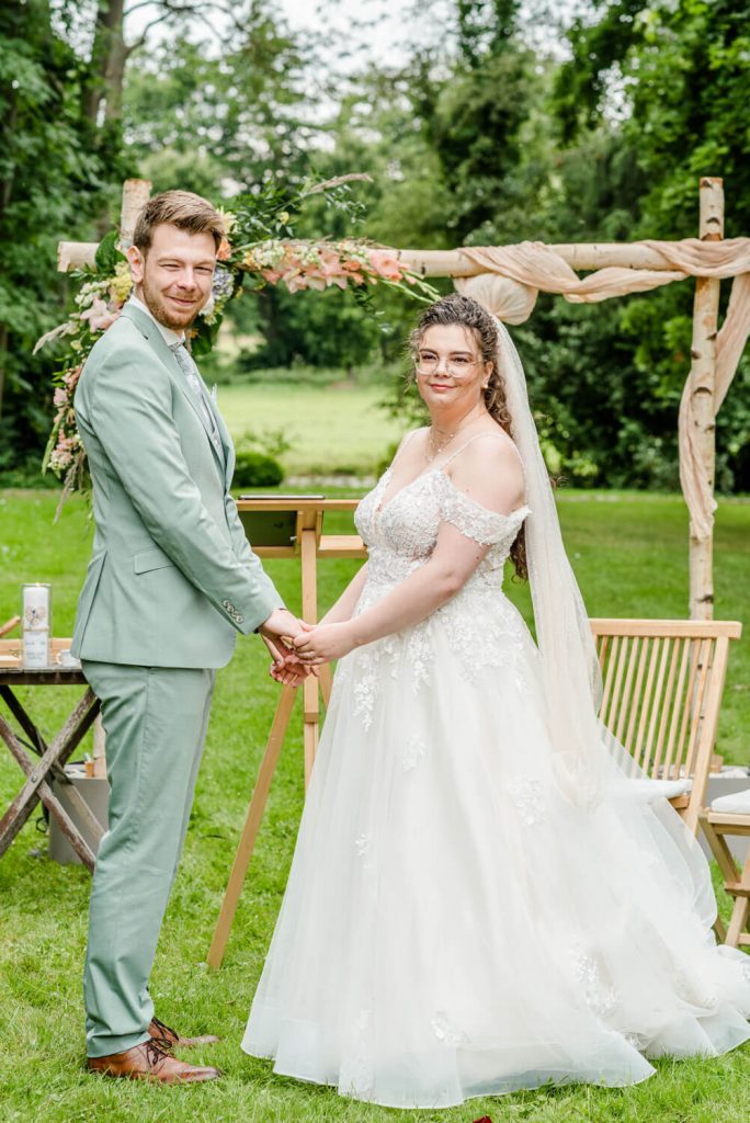 Paar bei Hochzeit im Freien lächelt glücklich. Gut Groß Siemen.