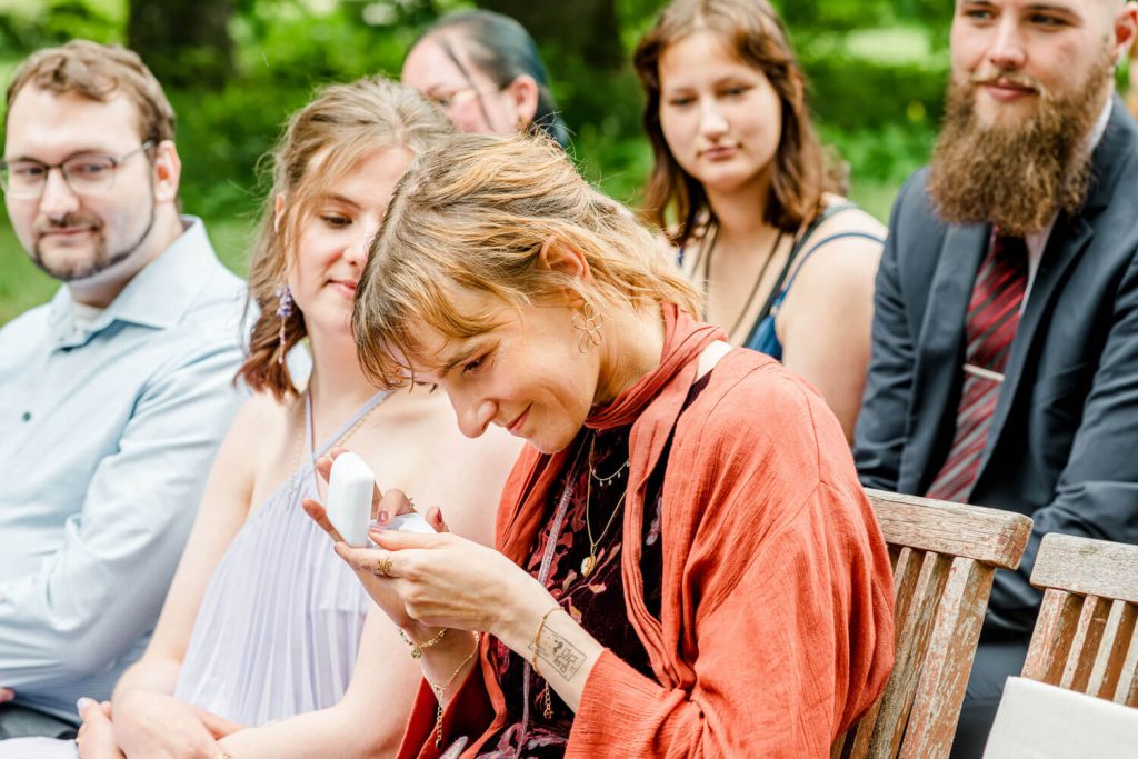 Gruppe von Menschen bei einer Outdoor-Veranstaltung