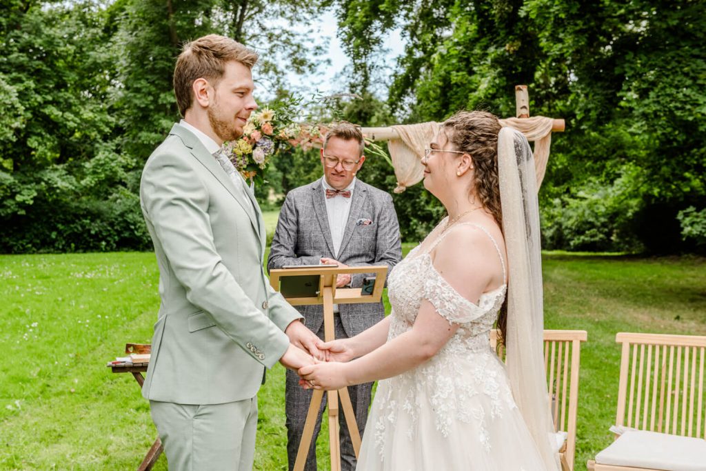 Hochzeitspaar im Freien während der Trauung