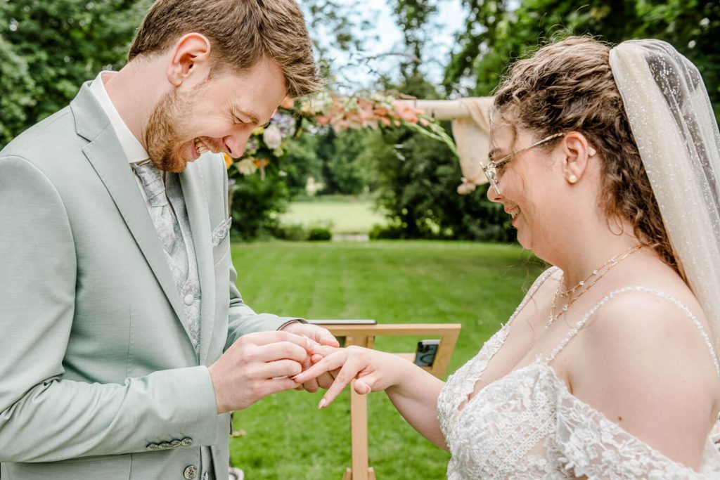 Brautpaar tauscht Ringe bei Hochzeit im Freien