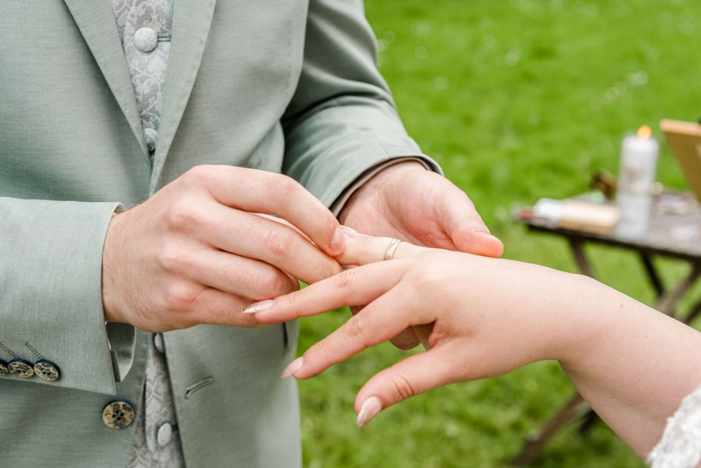 Brautpaar tauscht Trauringe während der Zeremonie