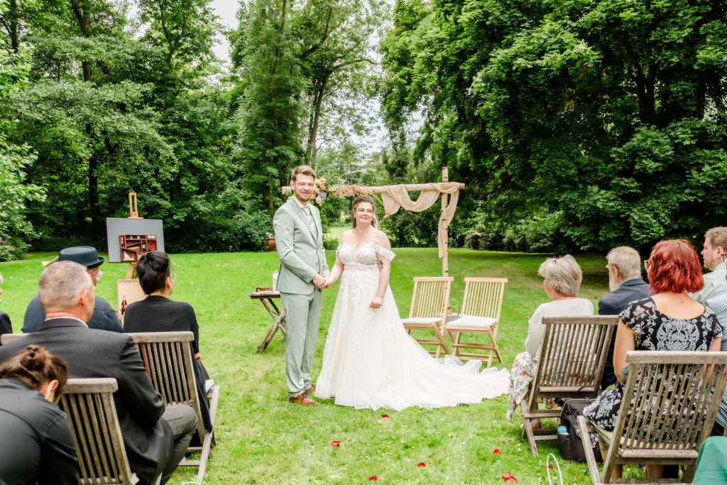 Hochzeitszeremonie im Freien mit Gästen im Garten