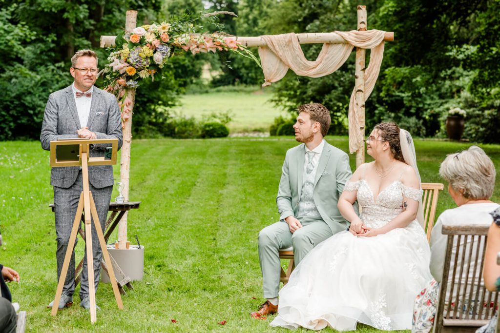 Hochzeit im Freien mit Brautpaar und Redner