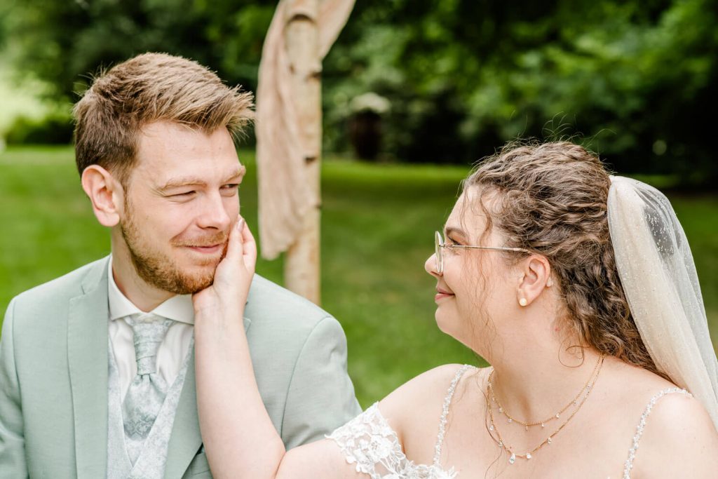 Brautpaar Lächeln bei einer Sommerhochzeit im Freien.