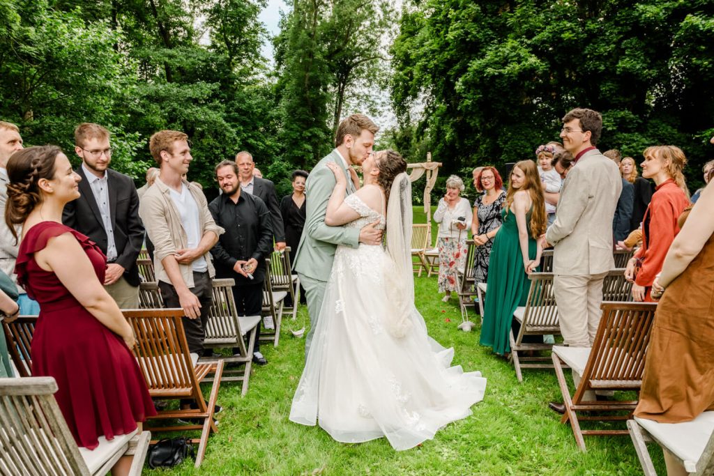 Hochzeitszeremonie im Freien mit Gästen und Bäumen