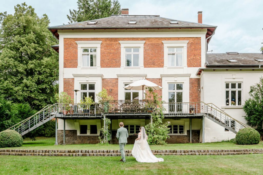 Brautpaar vor historischer Villa im Grünen. Gut Groß Siemen.