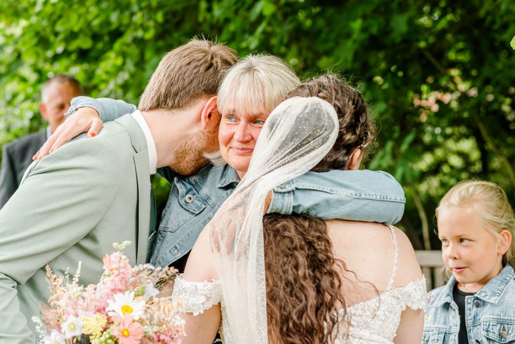 Familienfeier mit Umarmung bei einer Hochzeit