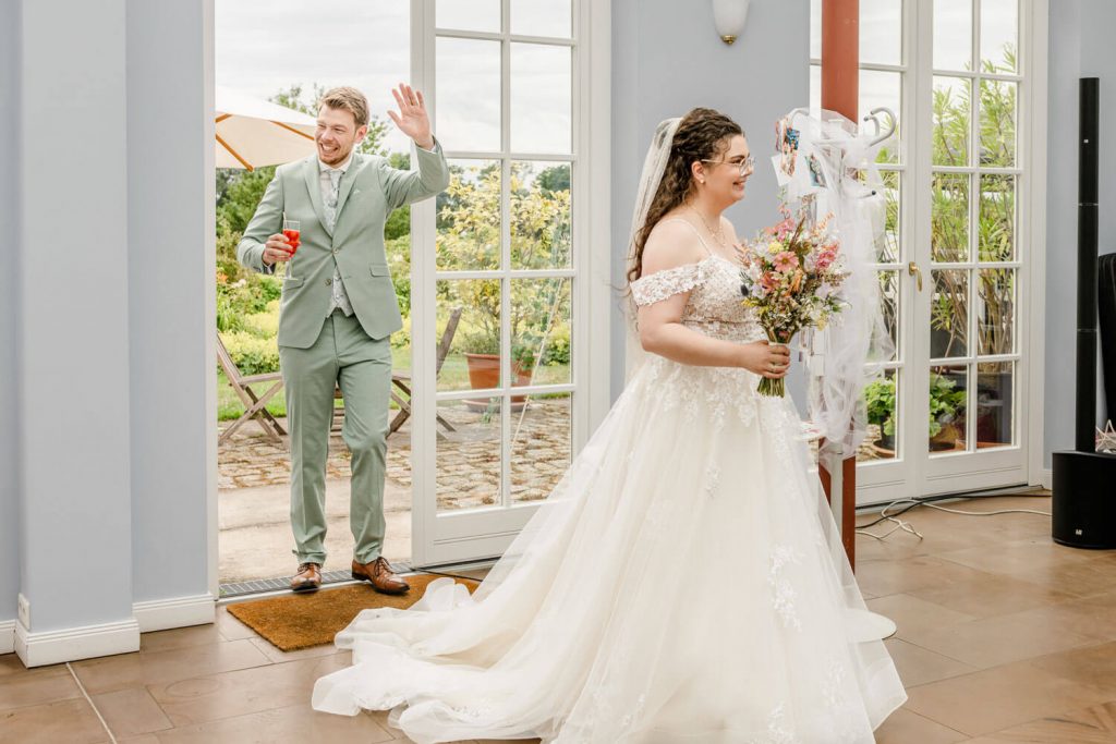 Braut und Bräutigam bei Hochzeitsempfang lächelnd