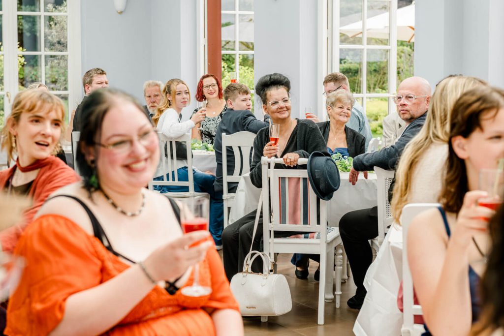 Menschen genießen fröhlich eine Feier in Innenraum