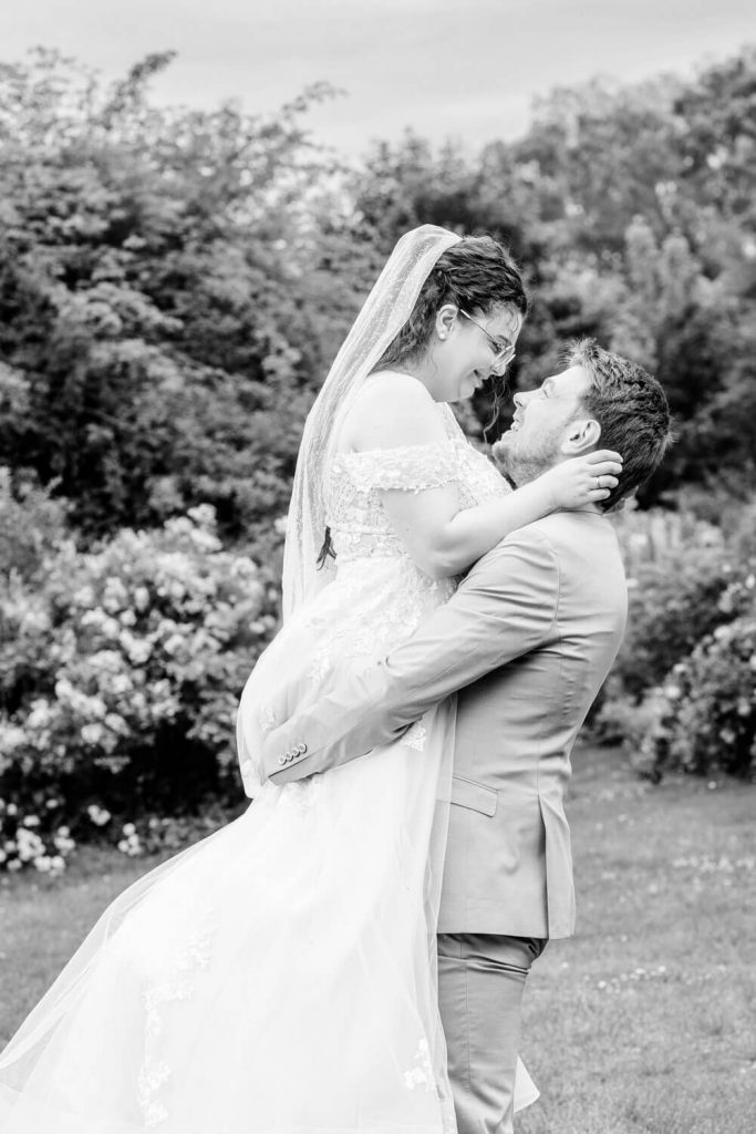 Gut Groß Siemen. Brautpaar umarmt sich im Garten bei Hochzeit