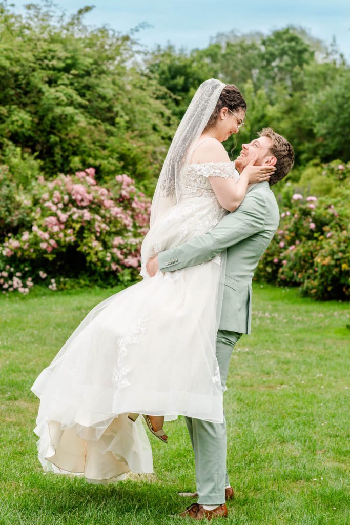 Gut Groß Siemen. Brautpaar feiert Hochzeit im grünen Garten