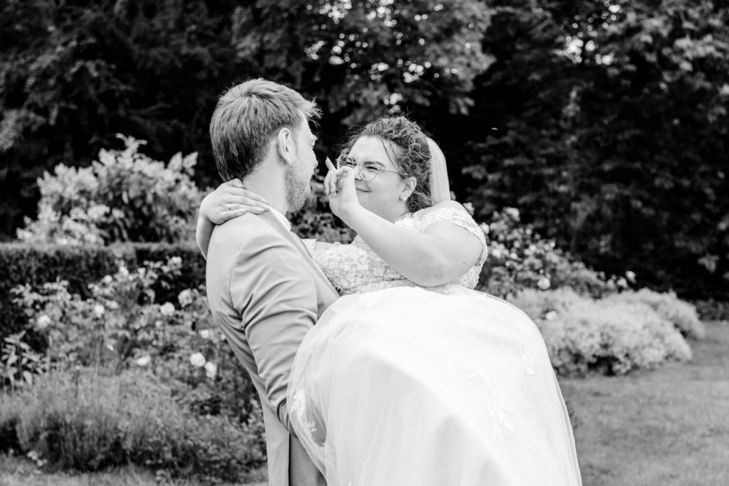Brautpaar im Garten bei der Hochzeit posieren