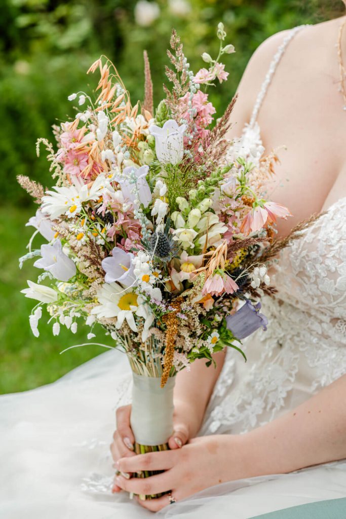 Braut hält schönen Blumenstrauß in der Hand