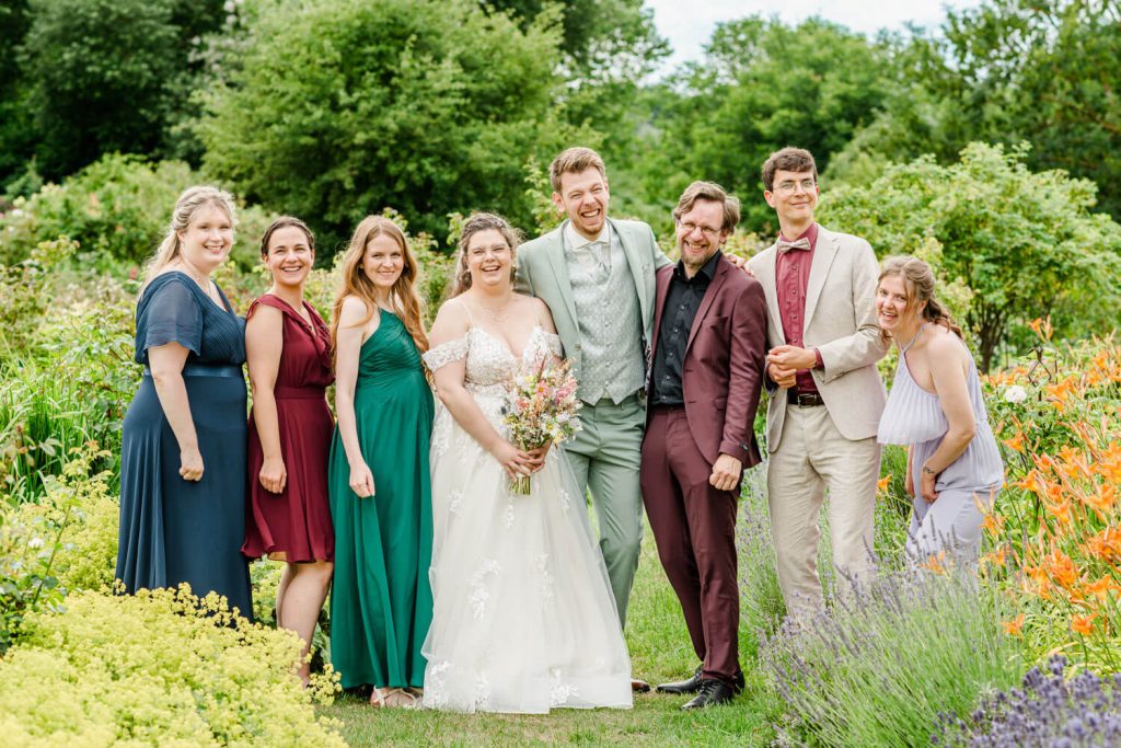 Gruppe von Menschen in einem blühenden Garten