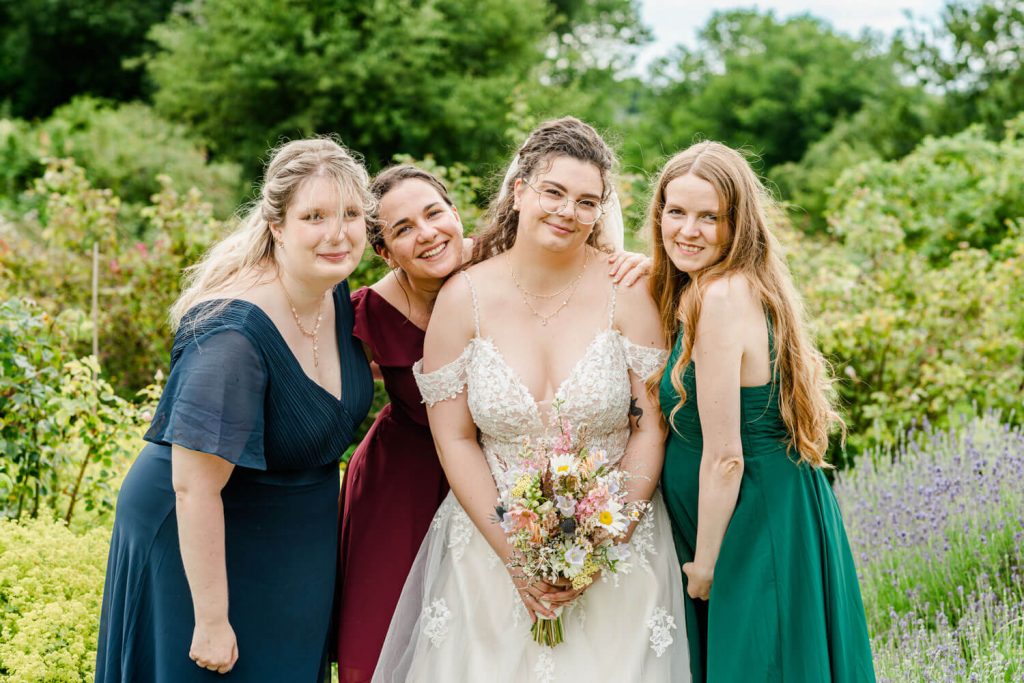 Vier Frauen im Freien bei einer Hochzeit
