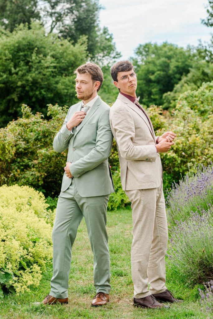 Zwei Männer in eleganten Anzügen im Garten