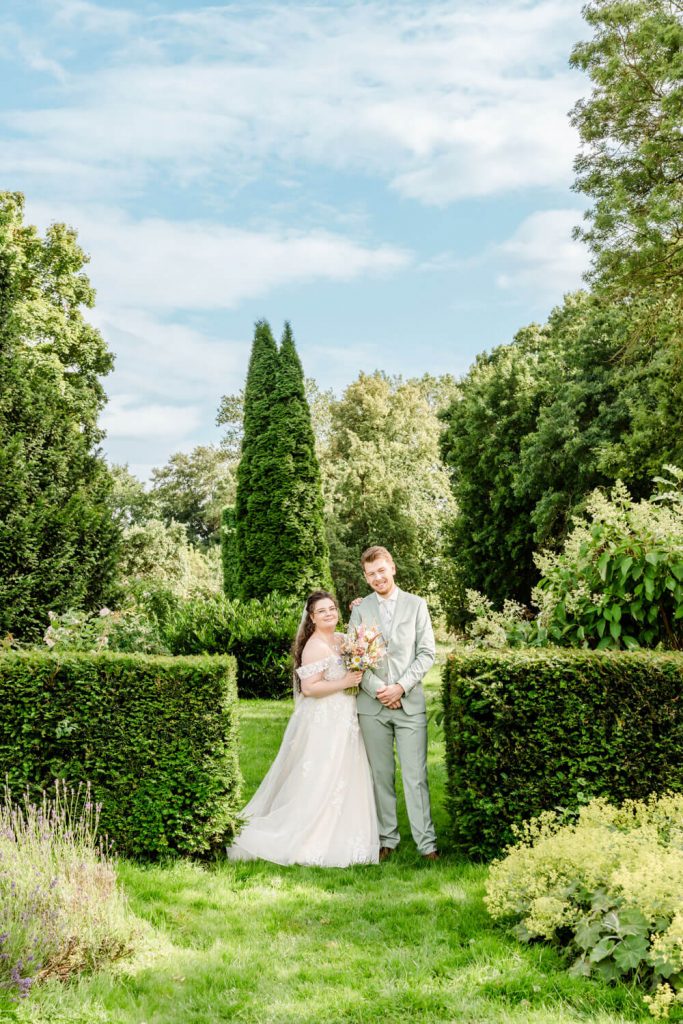 Paar im Garten während ihrer Hochzeitszeremonie