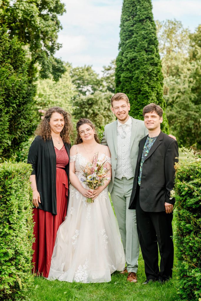 Hochzeitspaar und Gäste im grünen Garten