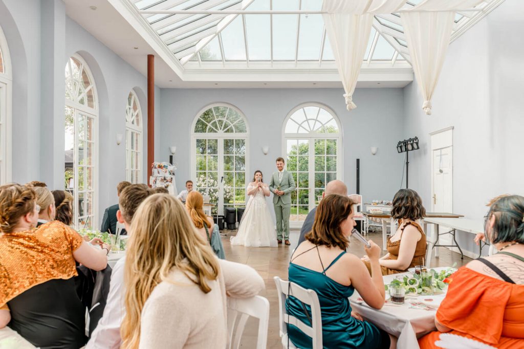 Orangerie Gut Groß Siemen. Hochzeitsfeier in elegantem Saal mit Gästen