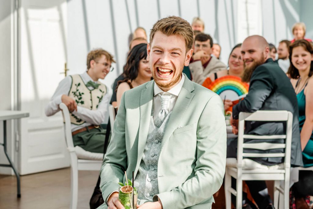 Lachender Mann auf einer fröhlichen Veranstaltung