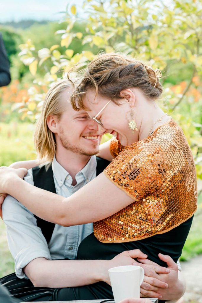 Paar lächelt glücklich im sonnigen Garten