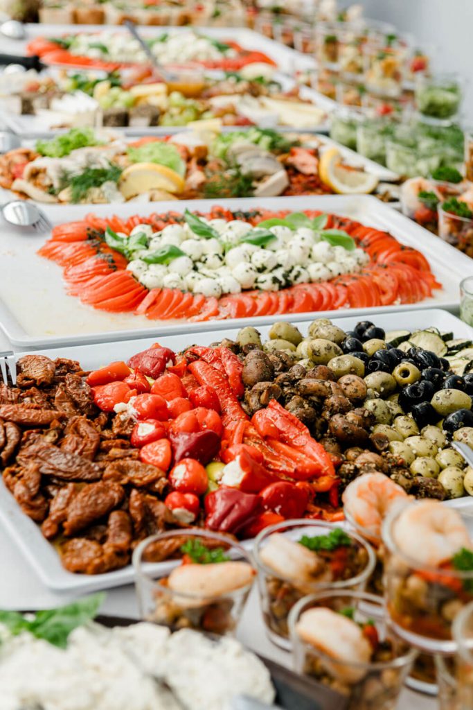 Vielfältiges Buffet mit köstlichen mediterranen Speisen