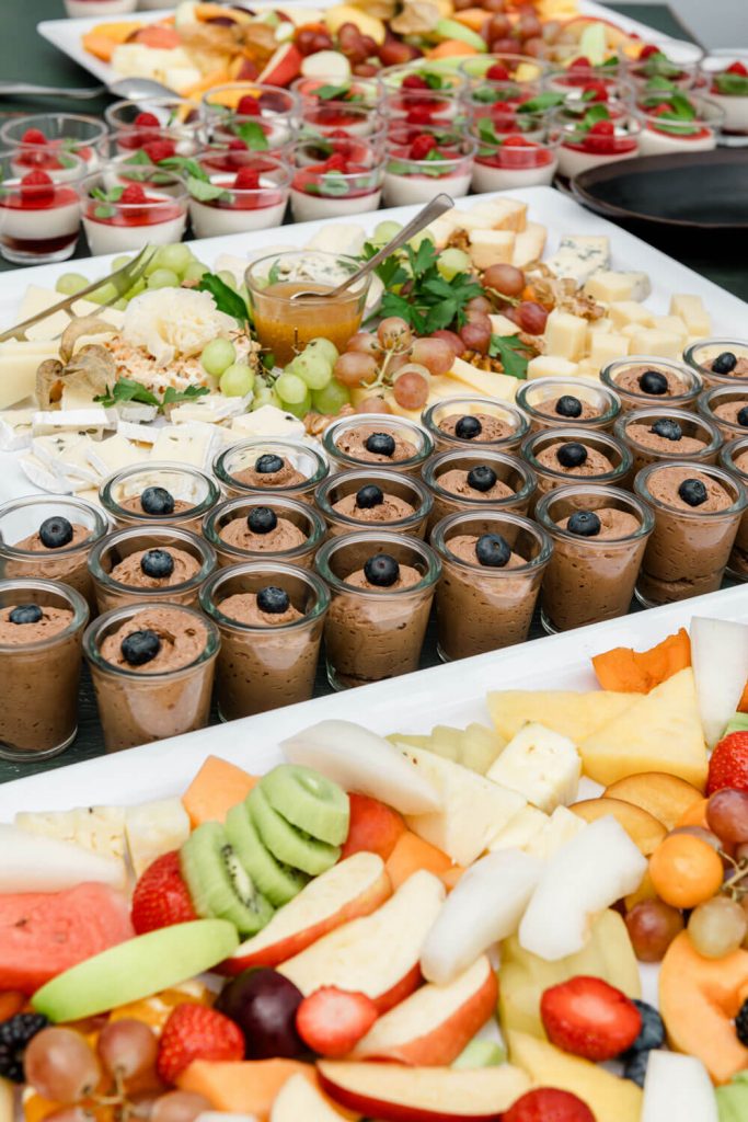 Vielfältiges Dessertbuffet mit Obst und Nachspeisen.
