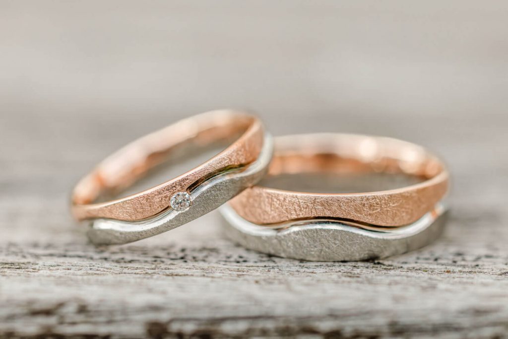 Zwei elegante Eheringe aus Gold und Silber