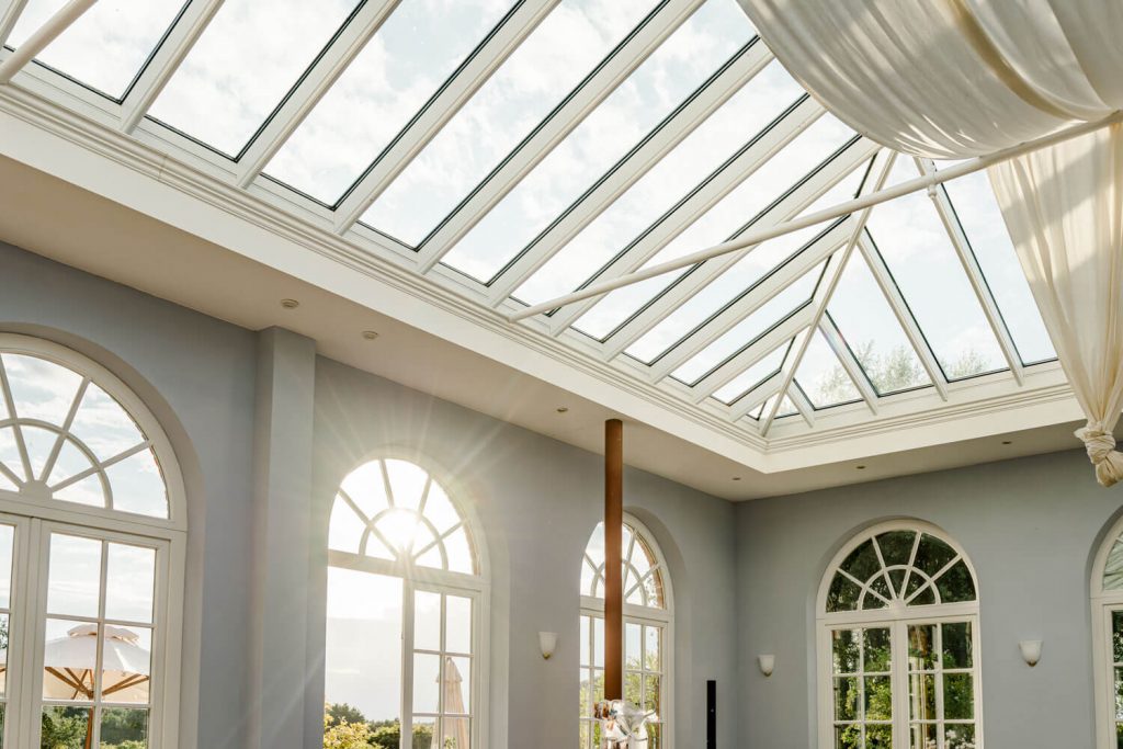 Orangerie Gut Groß Siemen. Helle Veranstaltungsraum mit großen Fenstern und Dachfenster