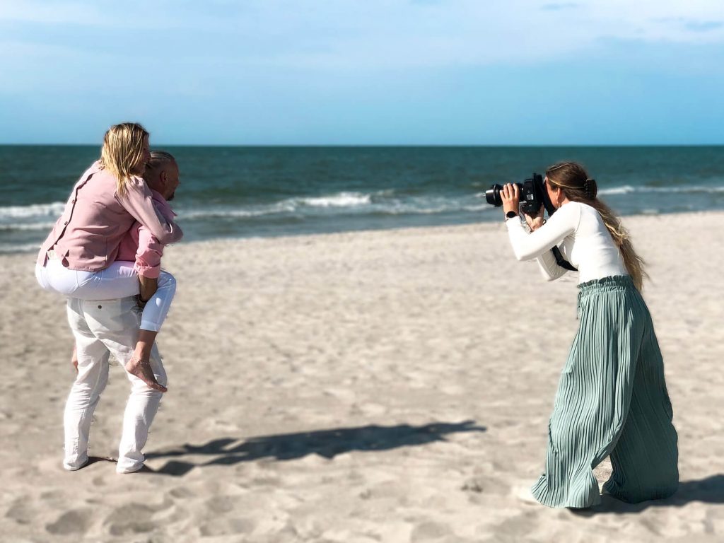 Familienfotoshooting am Strand bei sonnigem Wetter