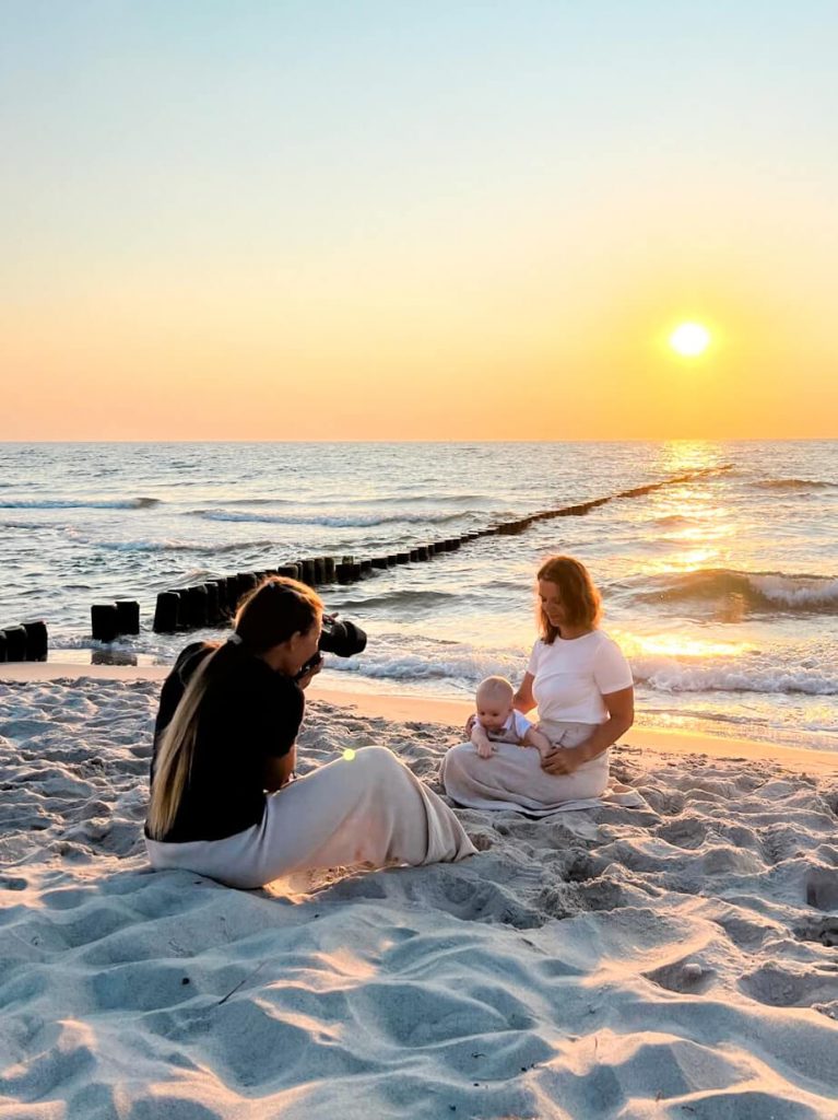 Fotograf nimmt Foto von Familie am Strand