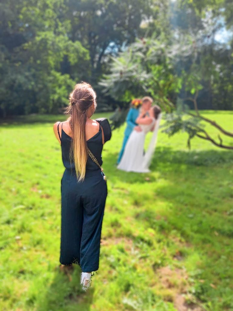 Fotograf bei Hochzeit im Grünen mit Brautpaar