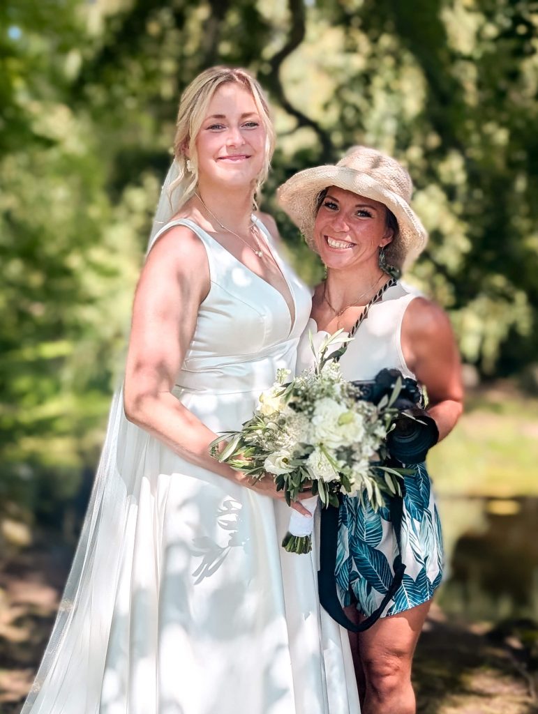 Zwei Frauen in eleganter Sommerbekleidung im Freien
