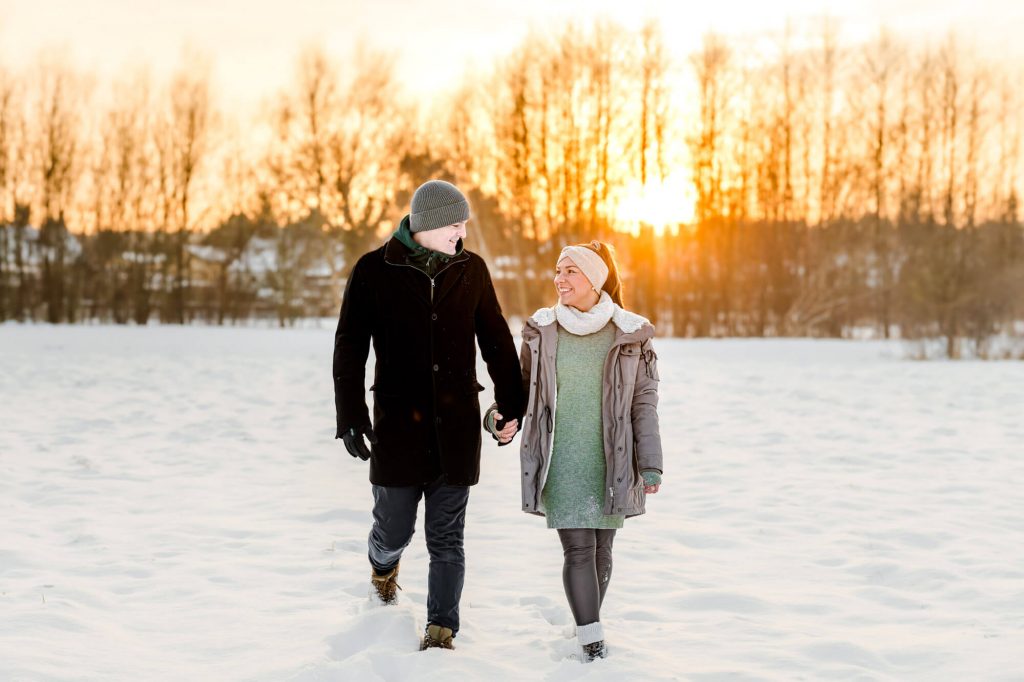 Älteres Paar spaziert im verschneiten Winterpark.