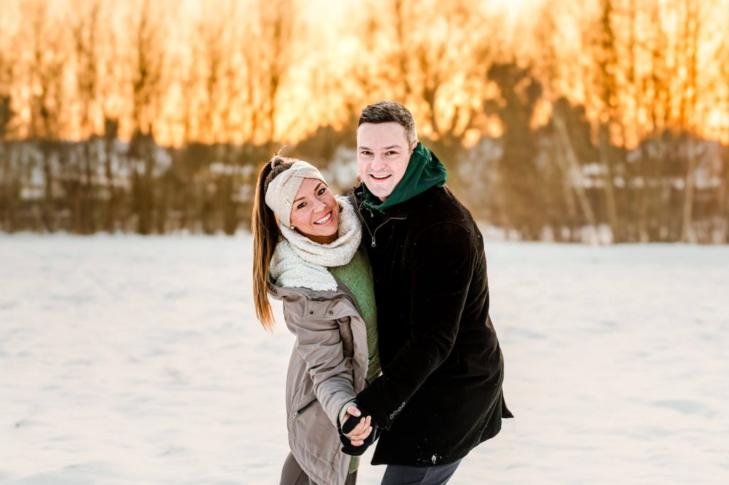 Paar genießt gemeinsamen Wintertag im Schnee