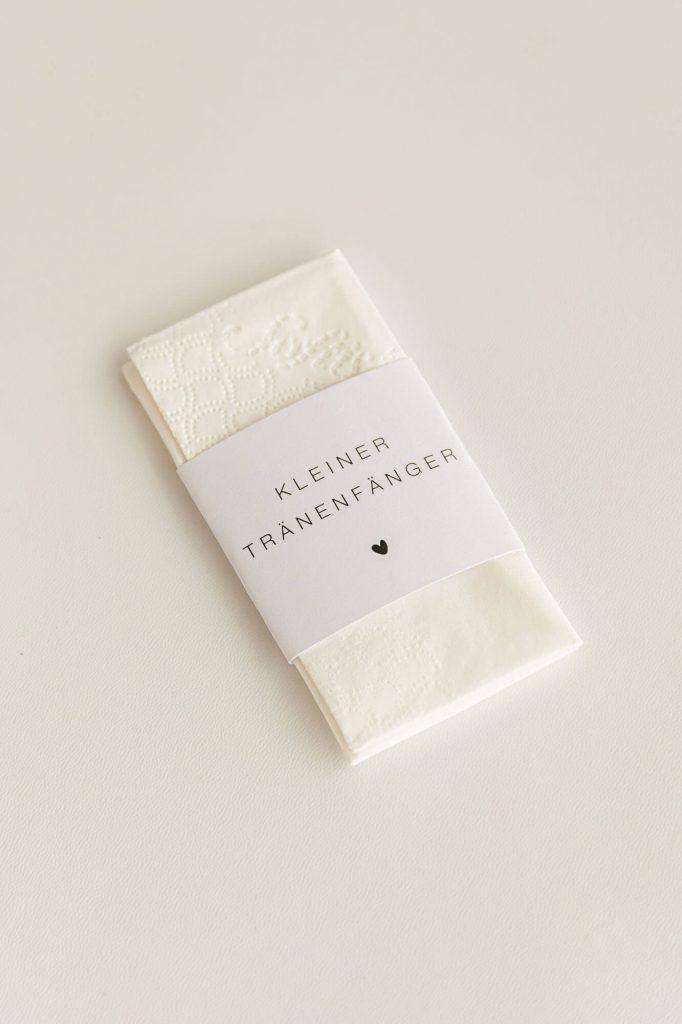 Weiße Taschentücher mit stilvoller Verpackung gezeigt