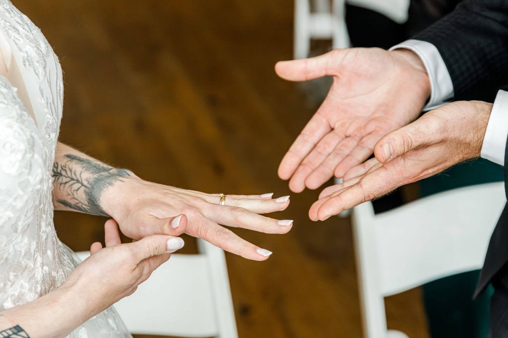 Brautpaar tauscht Eheringe bei der Hochzeit aus