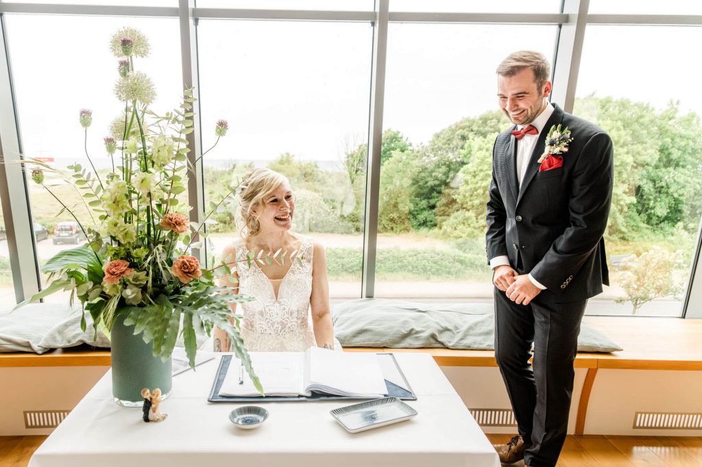 Brautpaar bei der Hochzeitszeremonie glücklich lächelnd